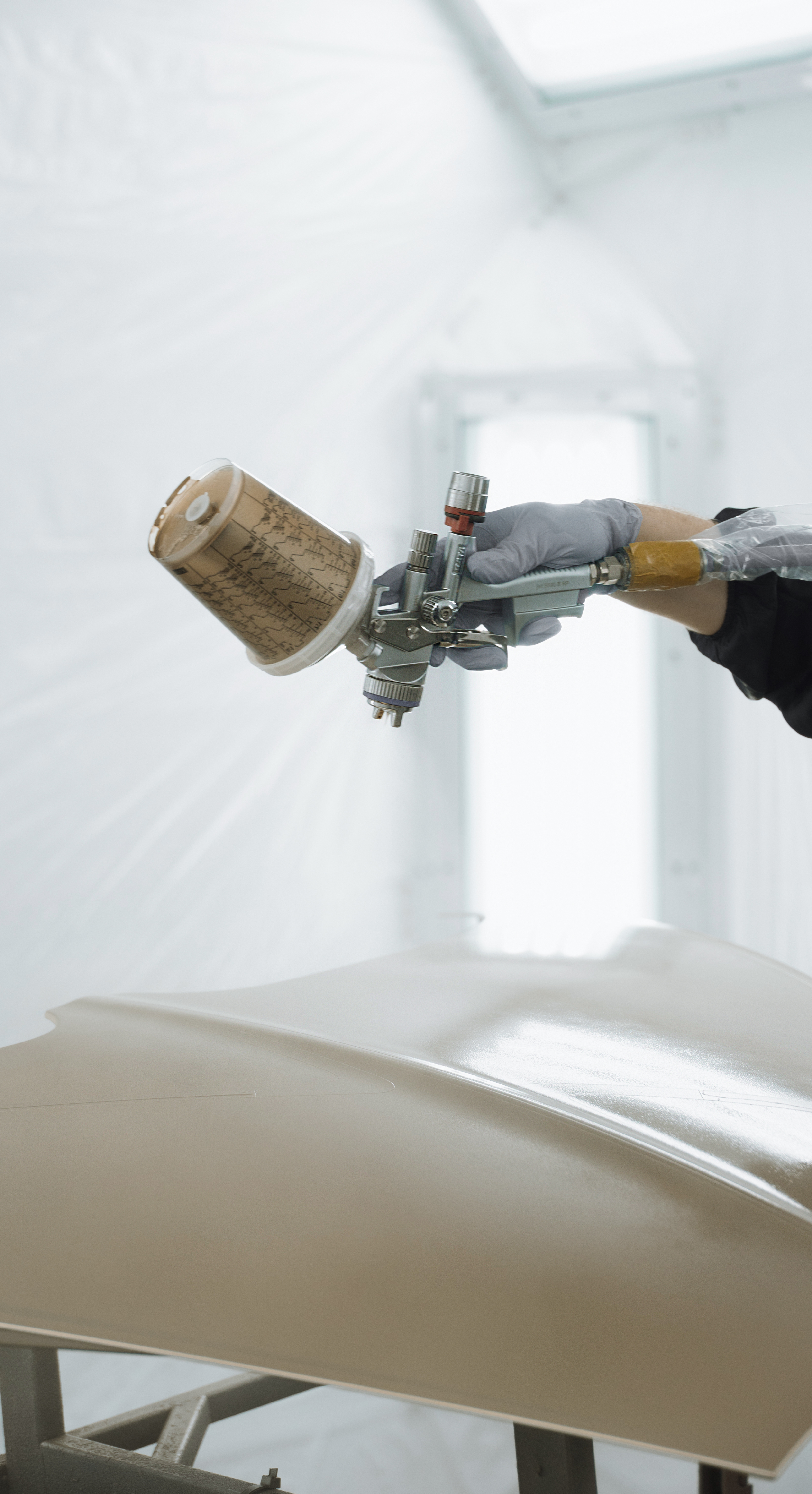 From meticulously hand-applied masking to careful painting, hundreds of hours of exceptional craftsmanship were devoted to bringing the W16 Mistral 'La Perle Rare' to life.